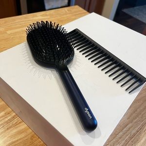 NEVER BEEN USED - New Dysǒń Detangling Curling Comb and Paddle Brush Styling Set